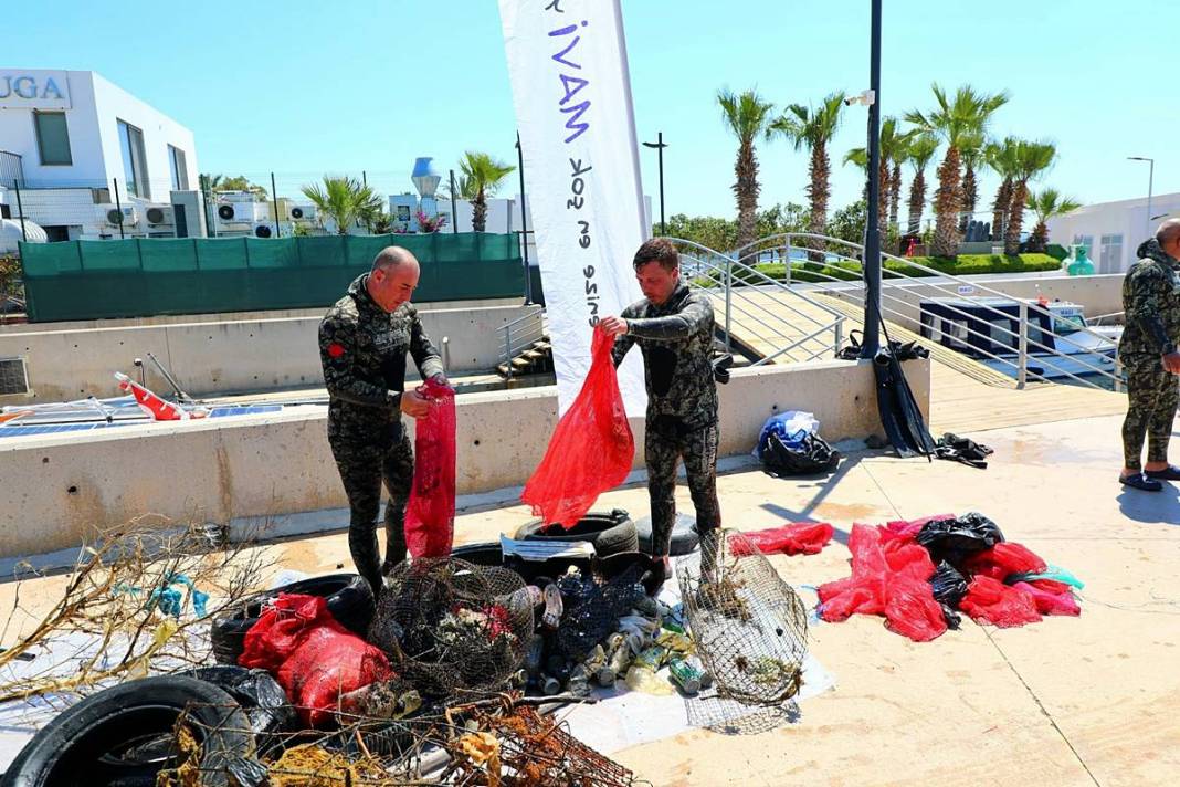 Bunu balıklar yıkansın diye mi denize attın! Deniz dibi temizliğinde 'Pes' dedirten görüntüler... 6